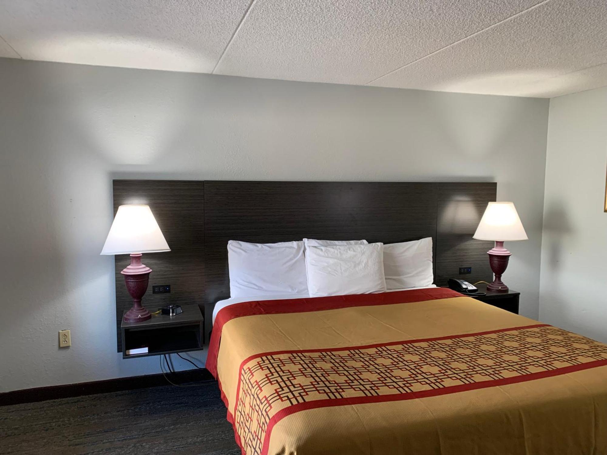 Parkway Hotel 2*
